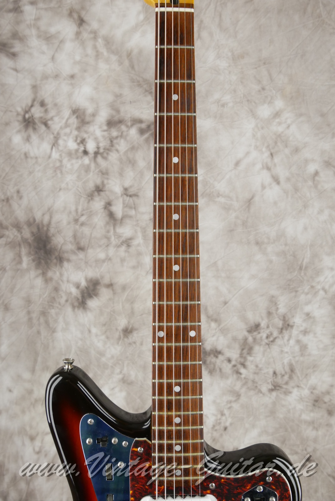 img/vintage/5908/Fender_Jaguar_Baritone_custom_sunburst_Japan_2003-005.JPG