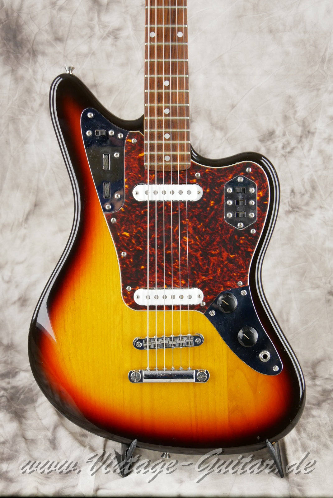 img/vintage/5908/Fender_Jaguar_Baritone_custom_sunburst_Japan_2003-007.JPG