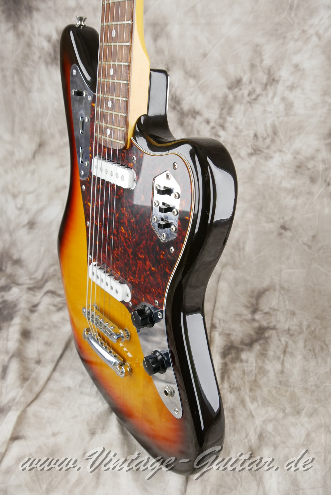 img/vintage/5908/Fender_Jaguar_Baritone_custom_sunburst_Japan_2003-010.JPG