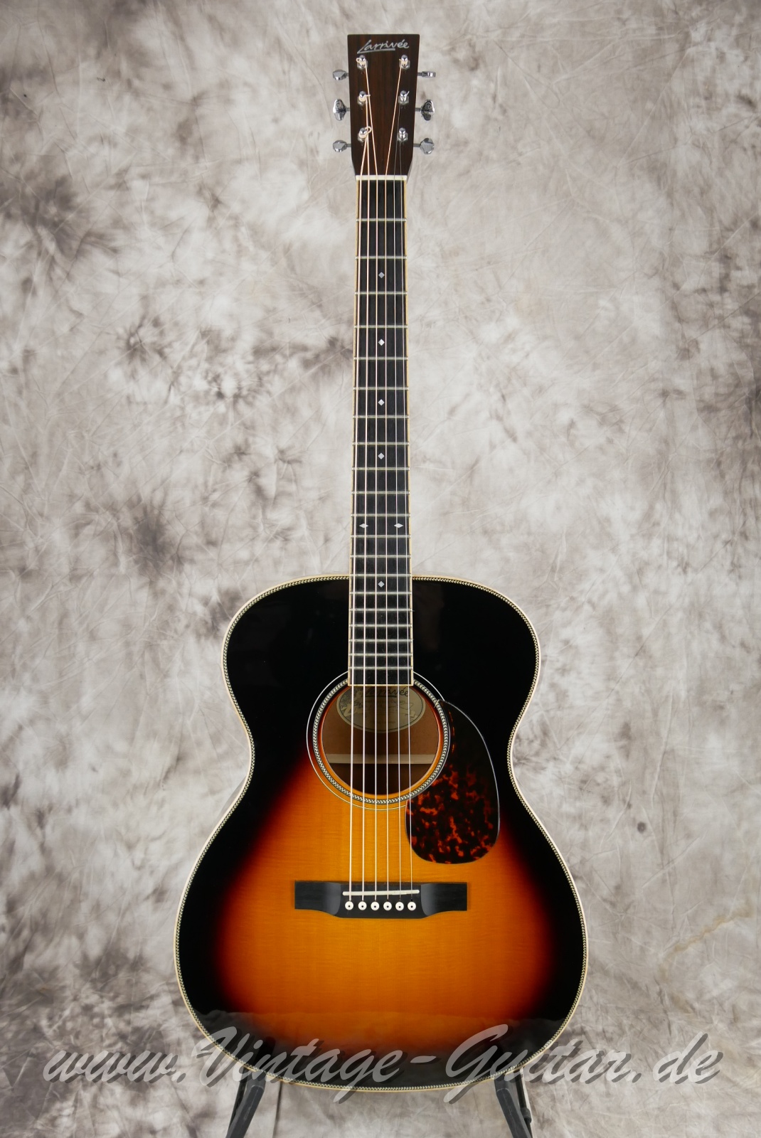 Larrivee_OM_50_MH_Custom_sunburst_USA_2013-001.JPG