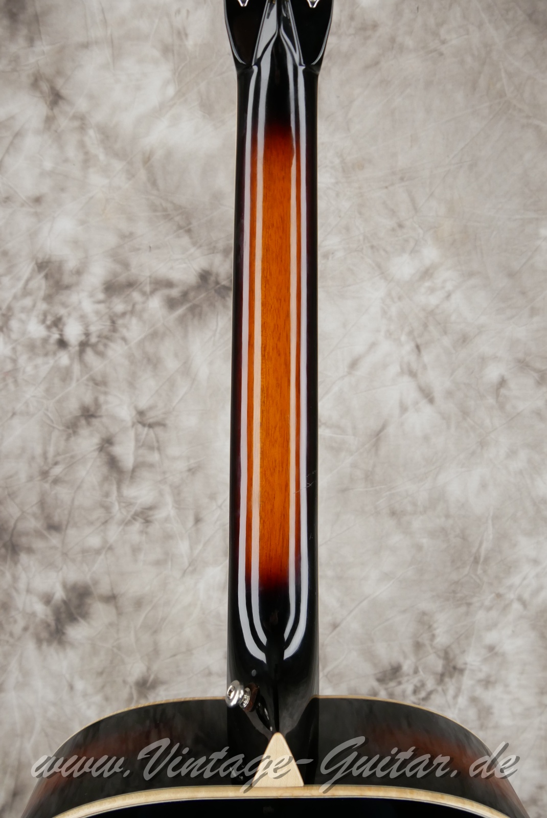 Larrivee_OM_50_MH_Custom_sunburst_USA_2013-006.JPG