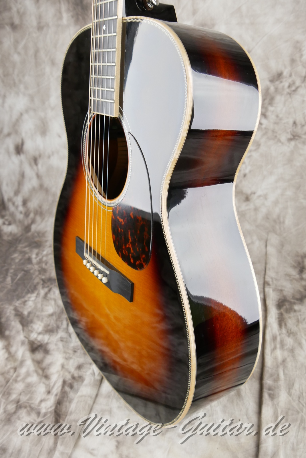 Larrivee_OM_50_MH_Custom_sunburst_USA_2013-010.JPG