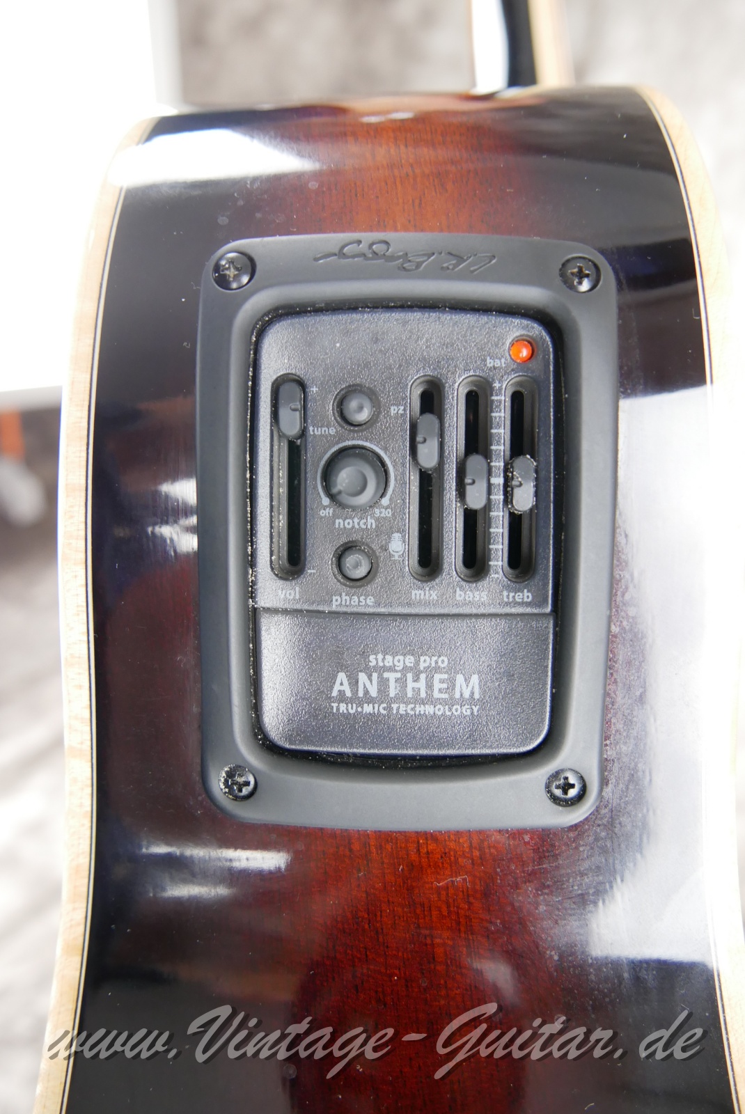 Larrivee_OM_50_MH_Custom_sunburst_USA_2013-013.JPG
