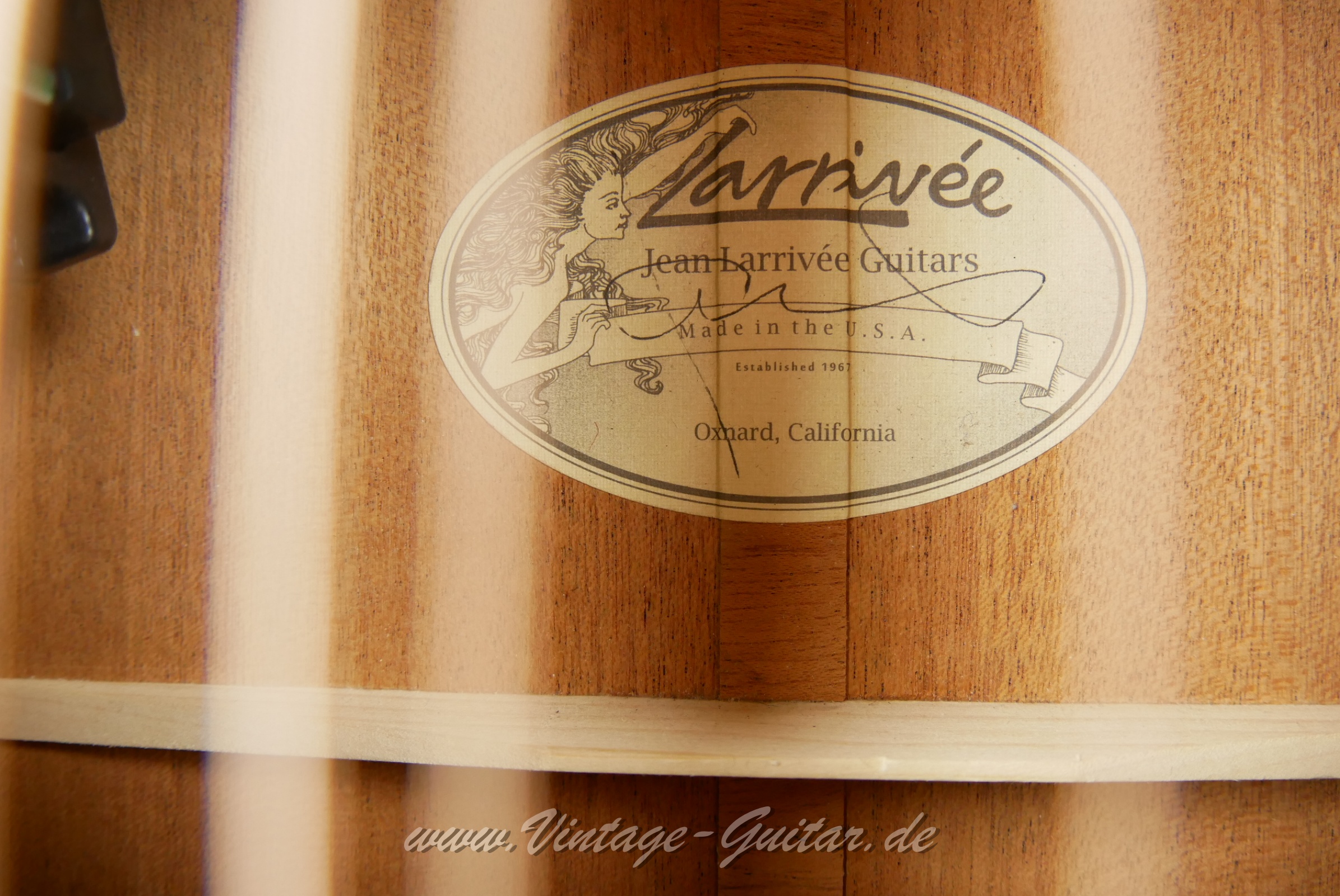Larrivee_OM_50_MH_Custom_sunburst_USA_2013-014.JPG
