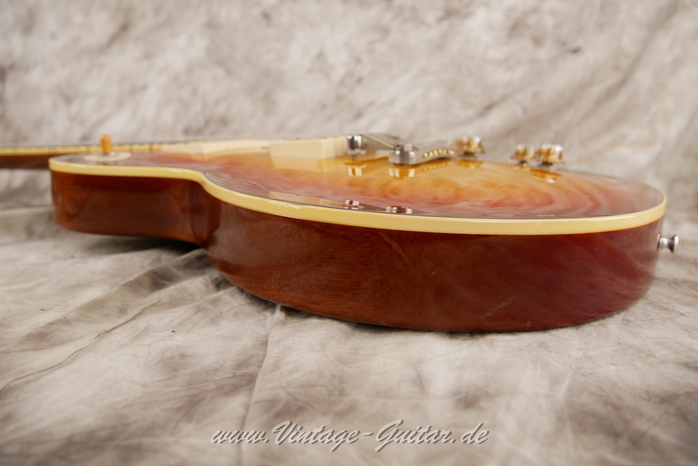 img/vintage/5937/Gibson_lespaul_r9_customshop-2016_cherryburst_USA-013.JPG