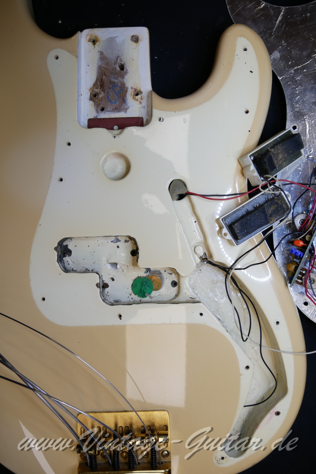 Fender_Precision_Special_Bass_USA_olympic_white_1983-015.JPG