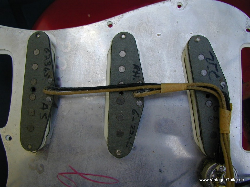 img/vintage/5966/Fender_stratocaster_candy_apple_red_1965_USA-15.jpg