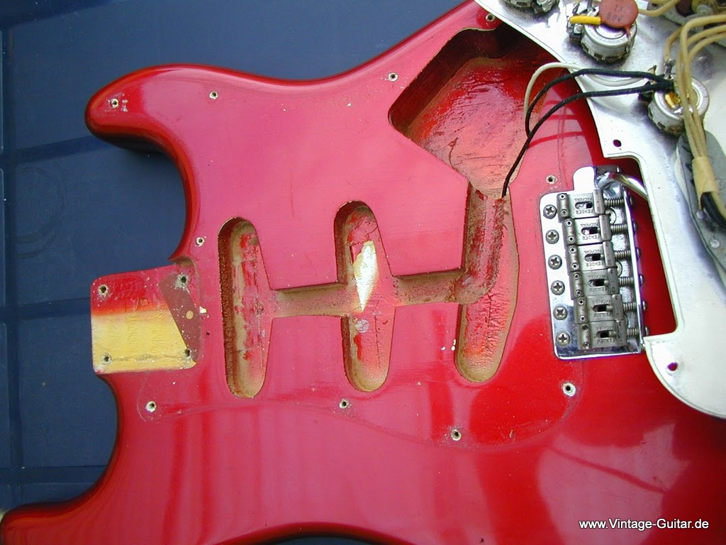 img/vintage/5966/Fender_stratocaster_candy_apple_red_1965_USA-17.jpg
