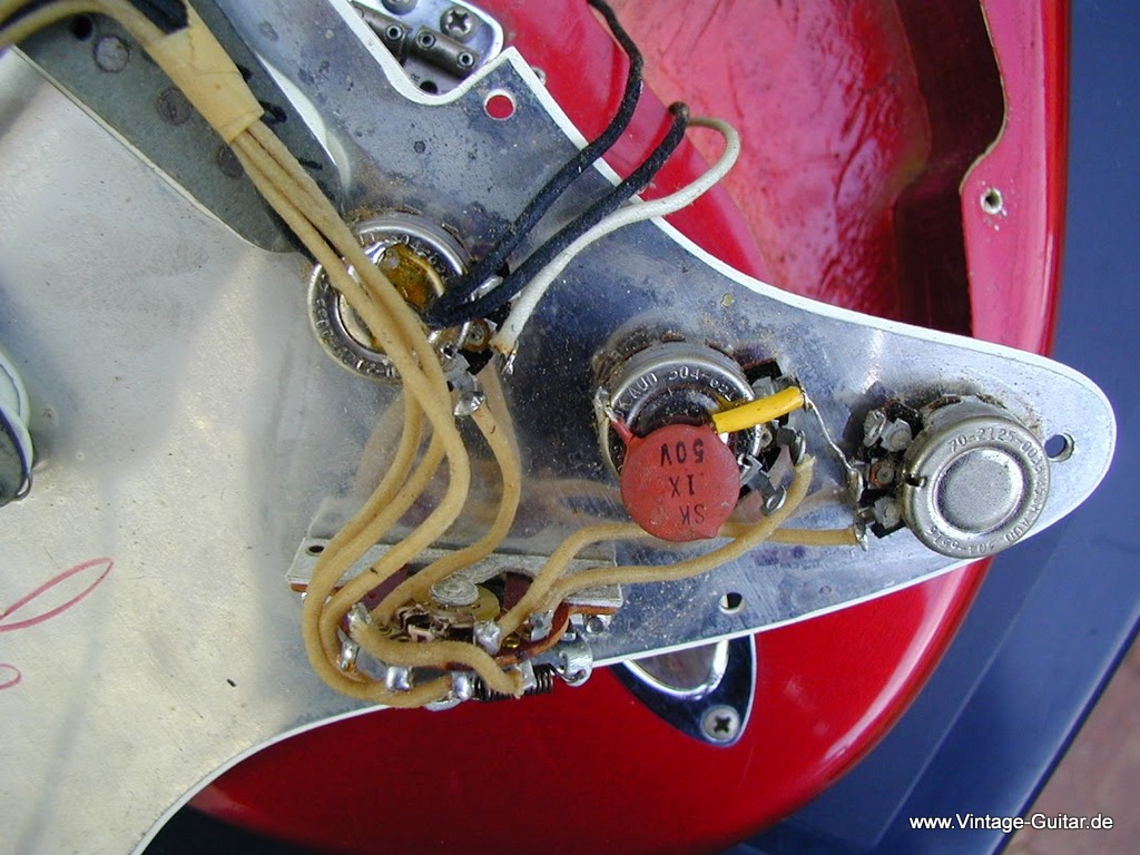 img/vintage/5966/Fender_stratocaster_candy_apple_red_1965_USA-18.jpg
