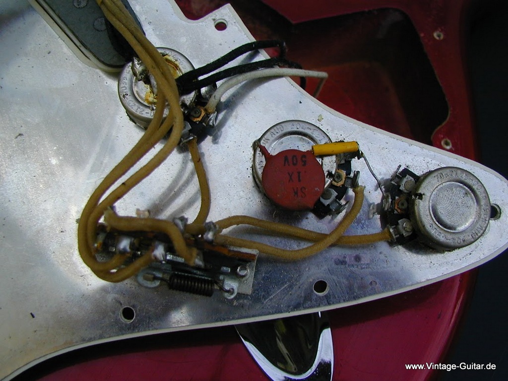 img/vintage/5966/Fender_stratocaster_candy_apple_red_1965_USA-20.jpg