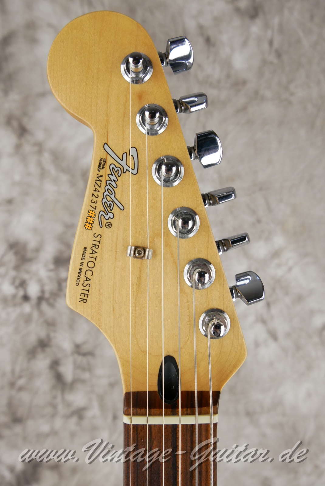 img/vintage/5971/Fender_Stratocaster_lefthand_midnight_wine_mexico_2005-003.JPG