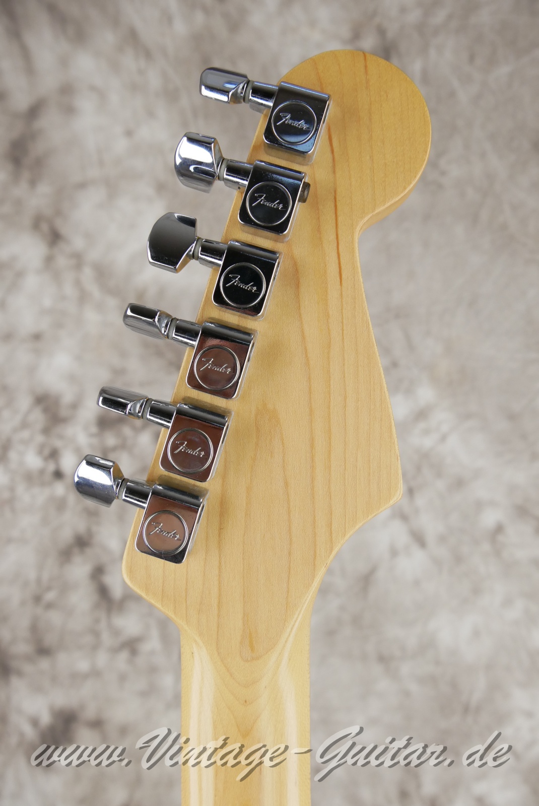 img/vintage/5971/Fender_Stratocaster_lefthand_midnight_wine_mexico_2005-004.jpg