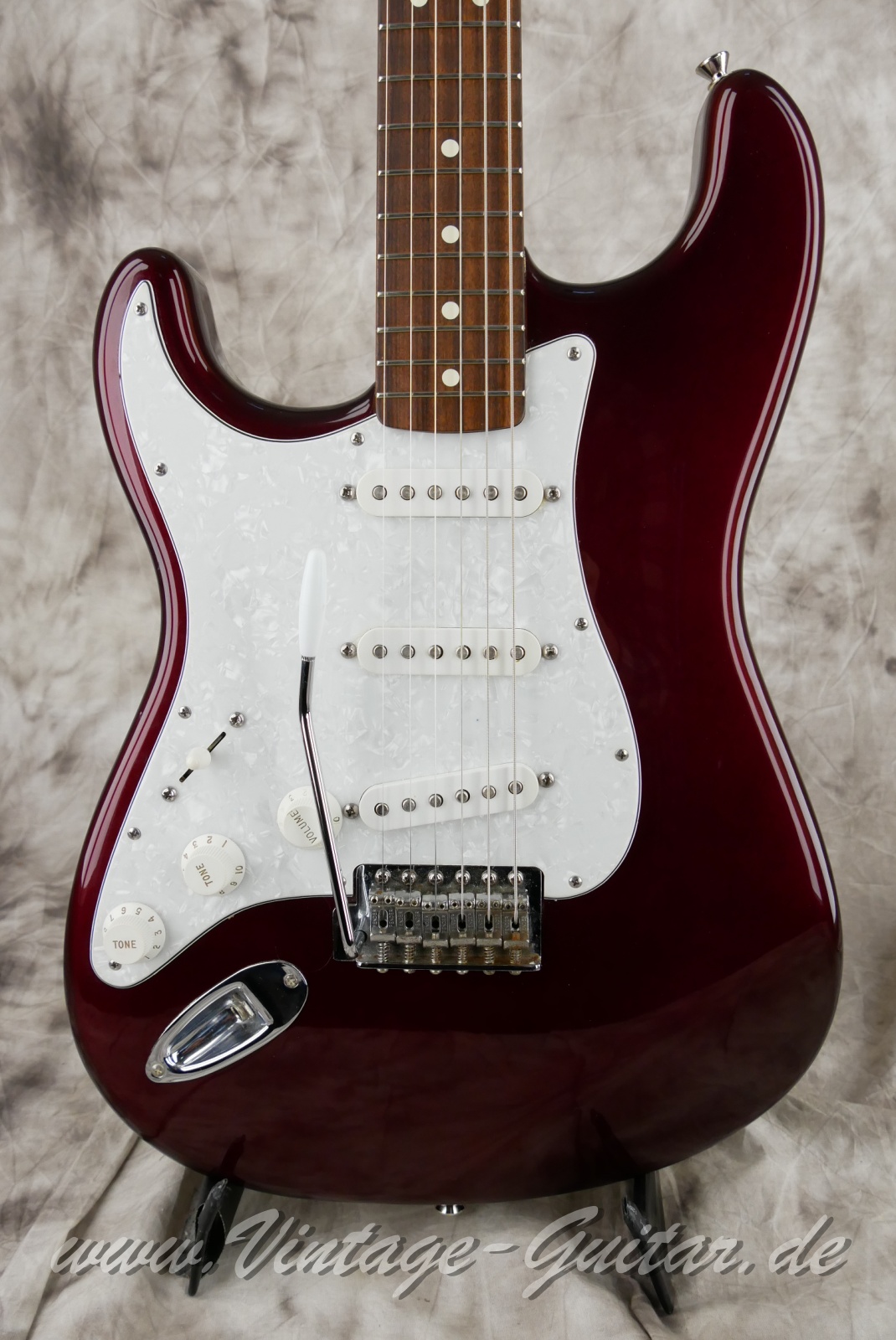 img/vintage/5971/Fender_Stratocaster_lefthand_midnight_wine_mexico_2005-007.jpg