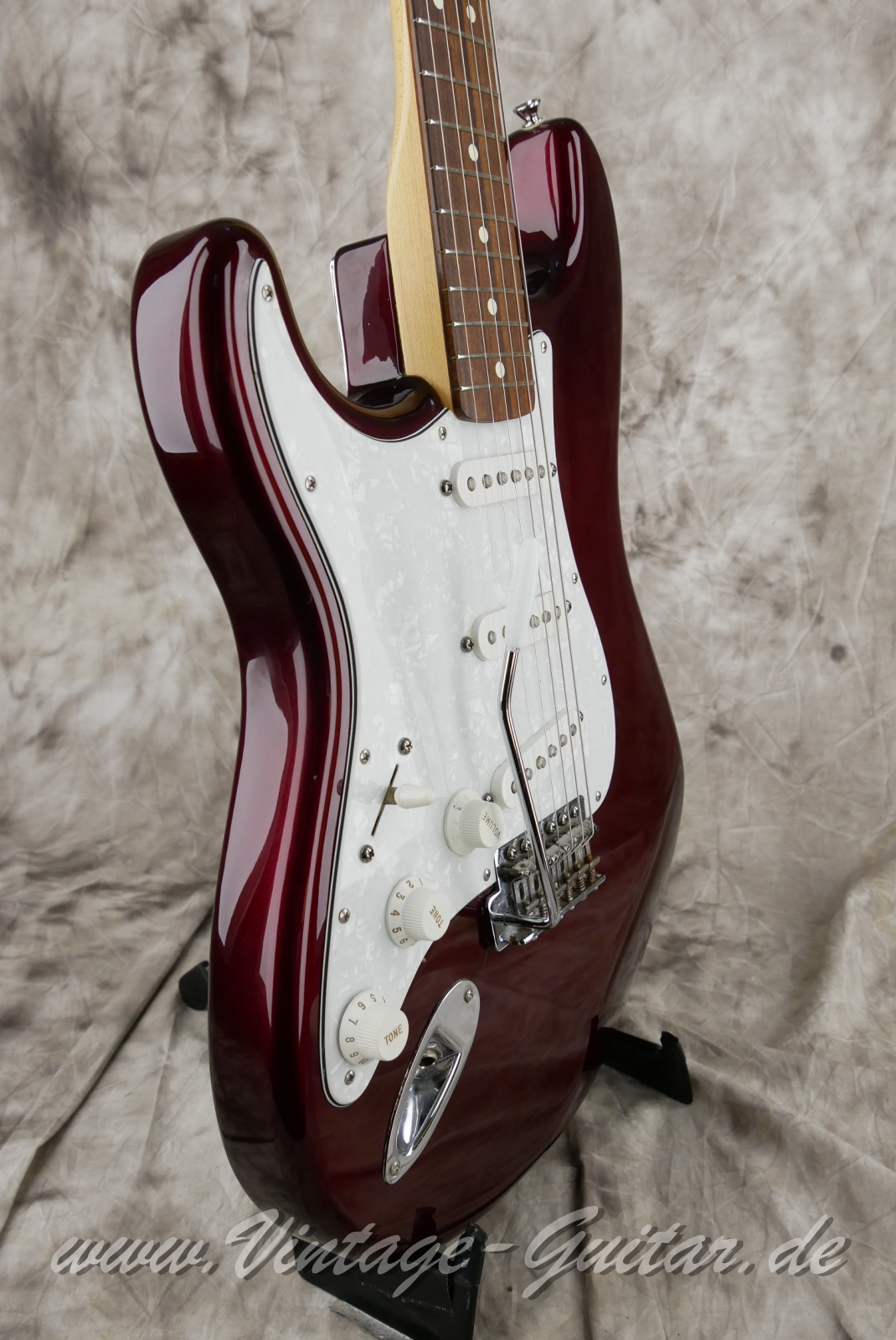 img/vintage/5971/Fender_Stratocaster_lefthand_midnight_wine_mexico_2005-009.jpg