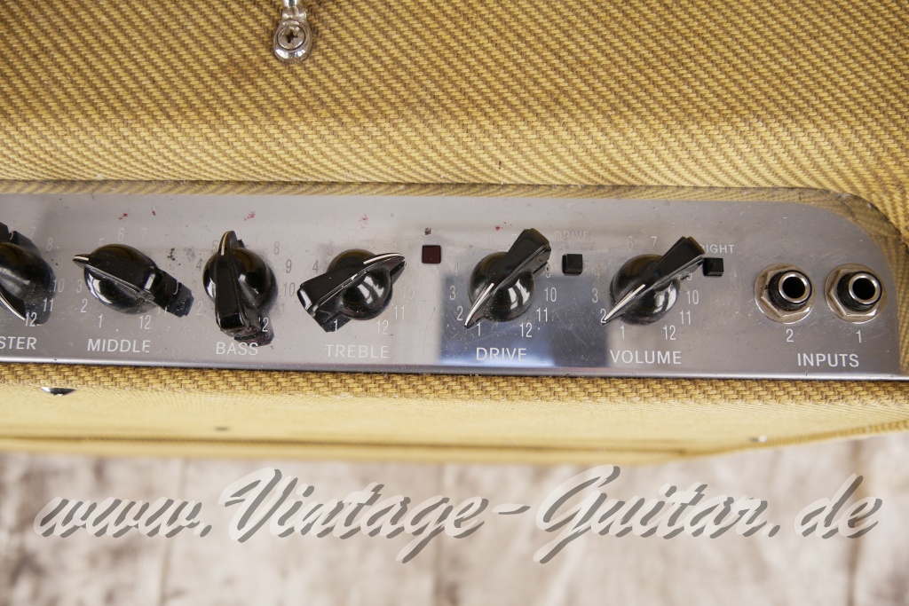 img/vintage/5978/Fender_Blues_DeVille_tweed_USA_1994-007.jpg