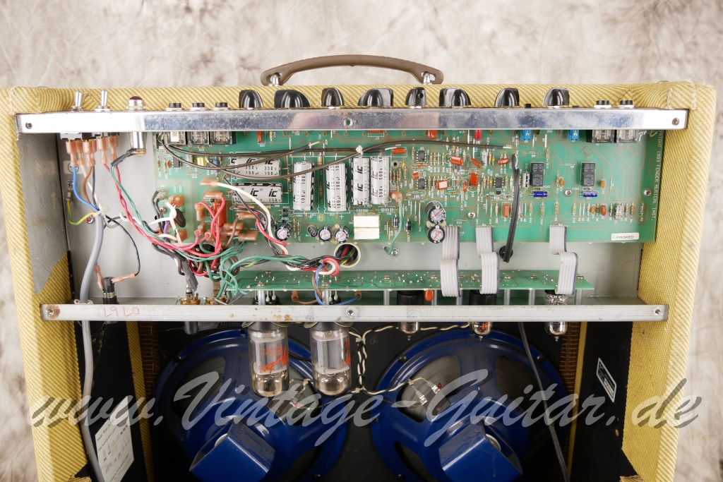 img/vintage/5978/Fender_Blues_DeVille_tweed_USA_1994-010.jpg