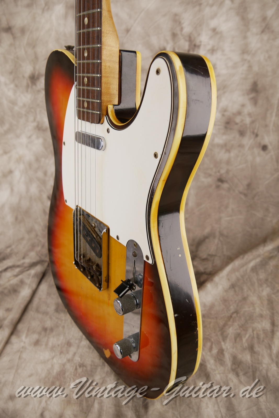 img/vintage/5985/Fender_Telecaster_Custom_sunburst_USA_1967-010.jpg
