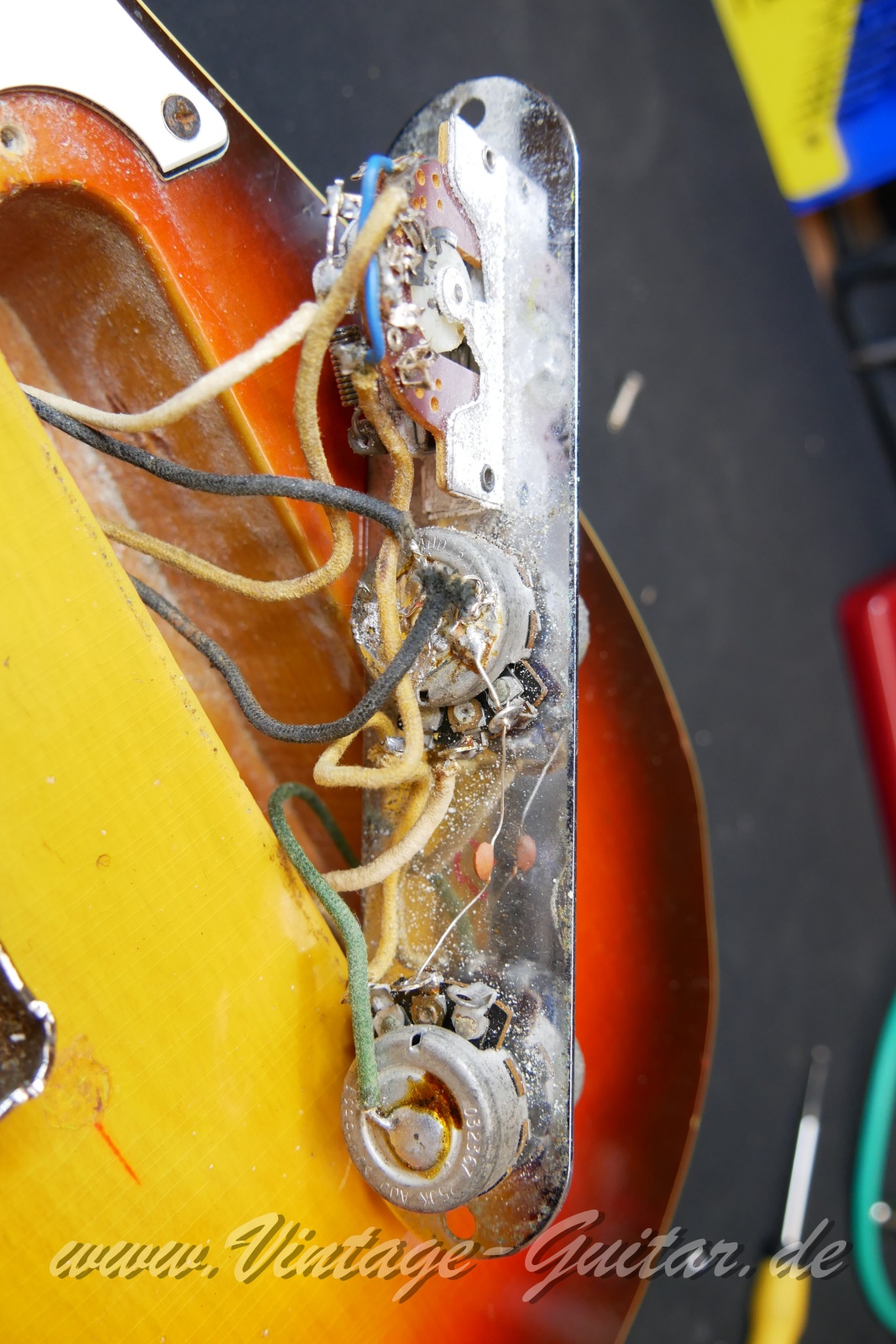 img/vintage/5985/Fender_Telecaster_Custom_sunburst_USA_1967-013.JPG
