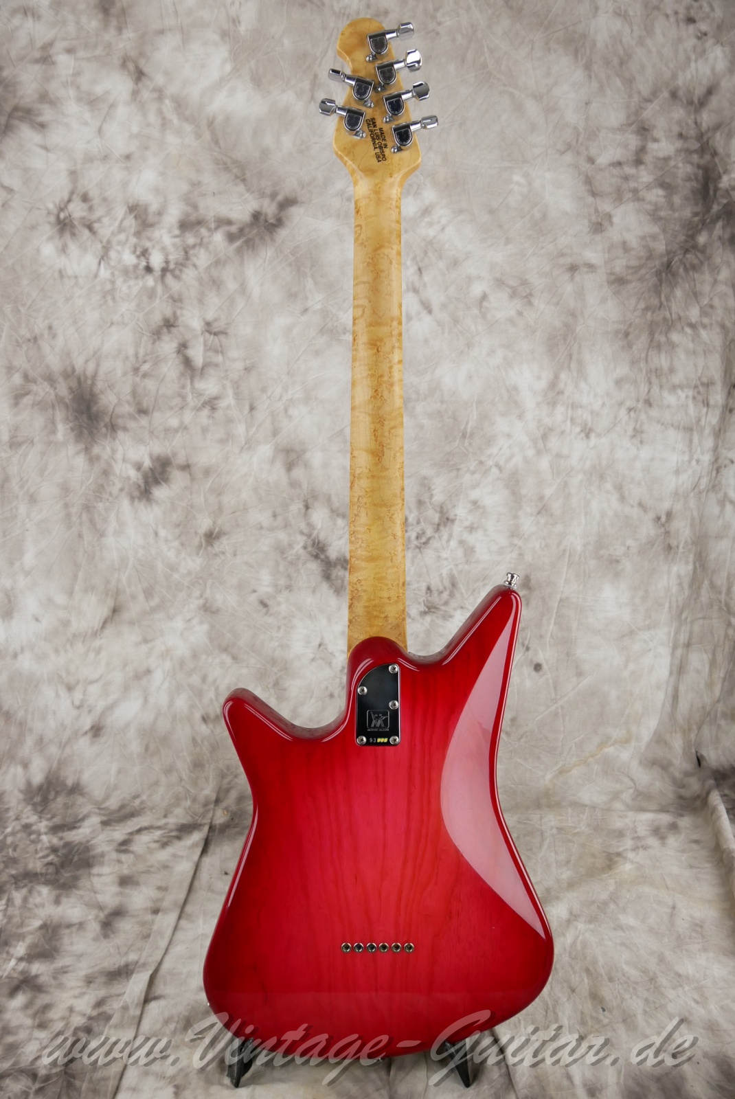 img/vintage/5986/MusicMan_Albert_Lee_1993_pink_burst_USA-02.jpg