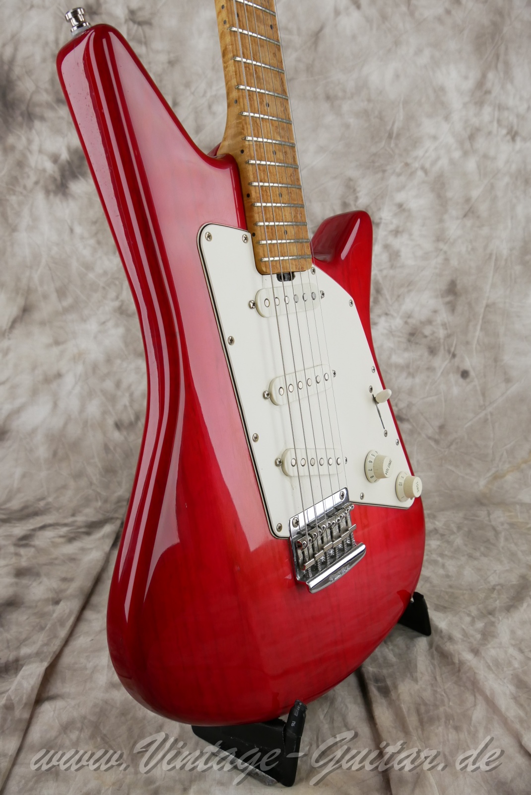 img/vintage/5986/MusicMan_Albert_Lee_1993_pink_burst_USA-09.jpg