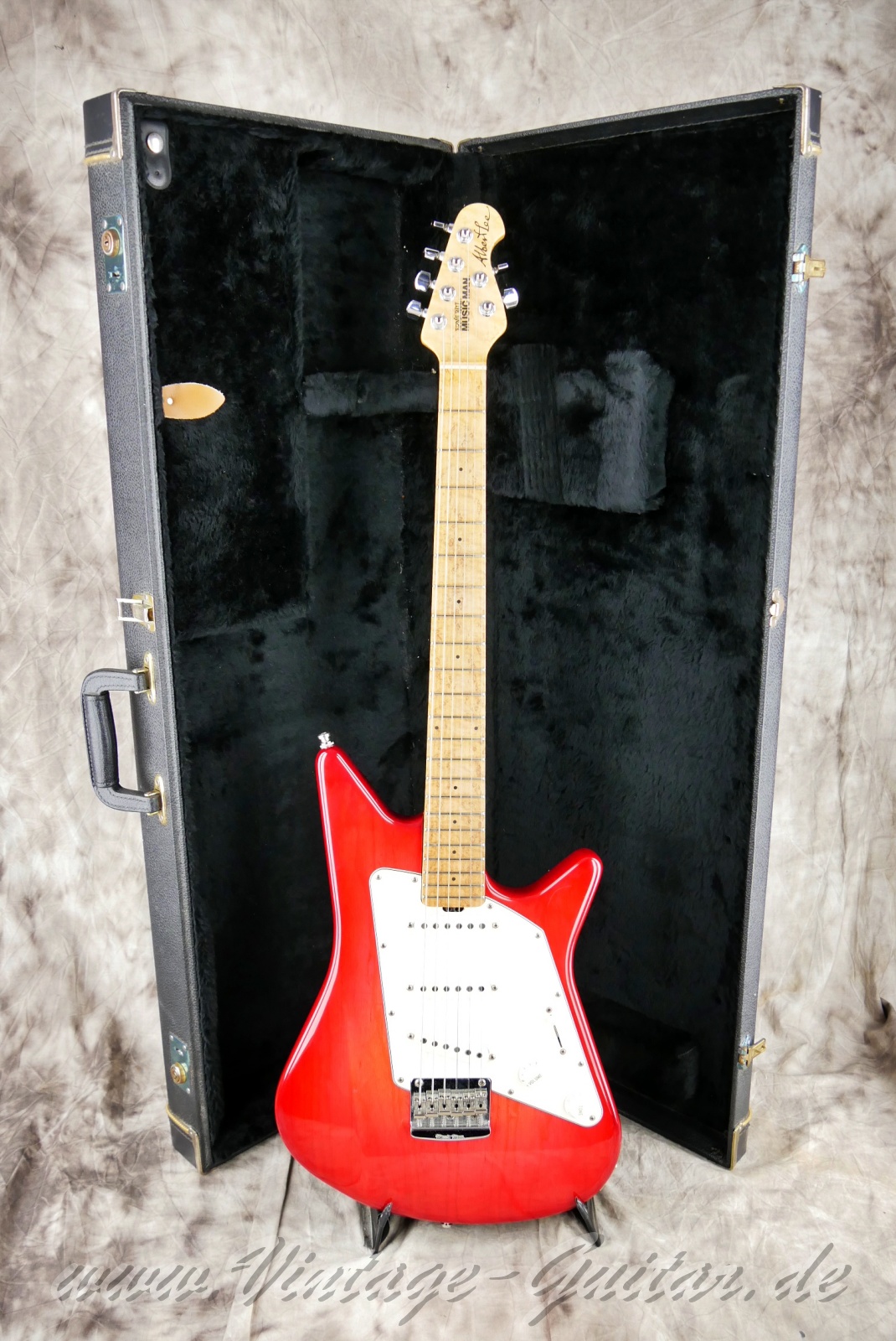 img/vintage/5986/MusicMan_Albert_Lee_1993_pink_burst_USA-14.jpg