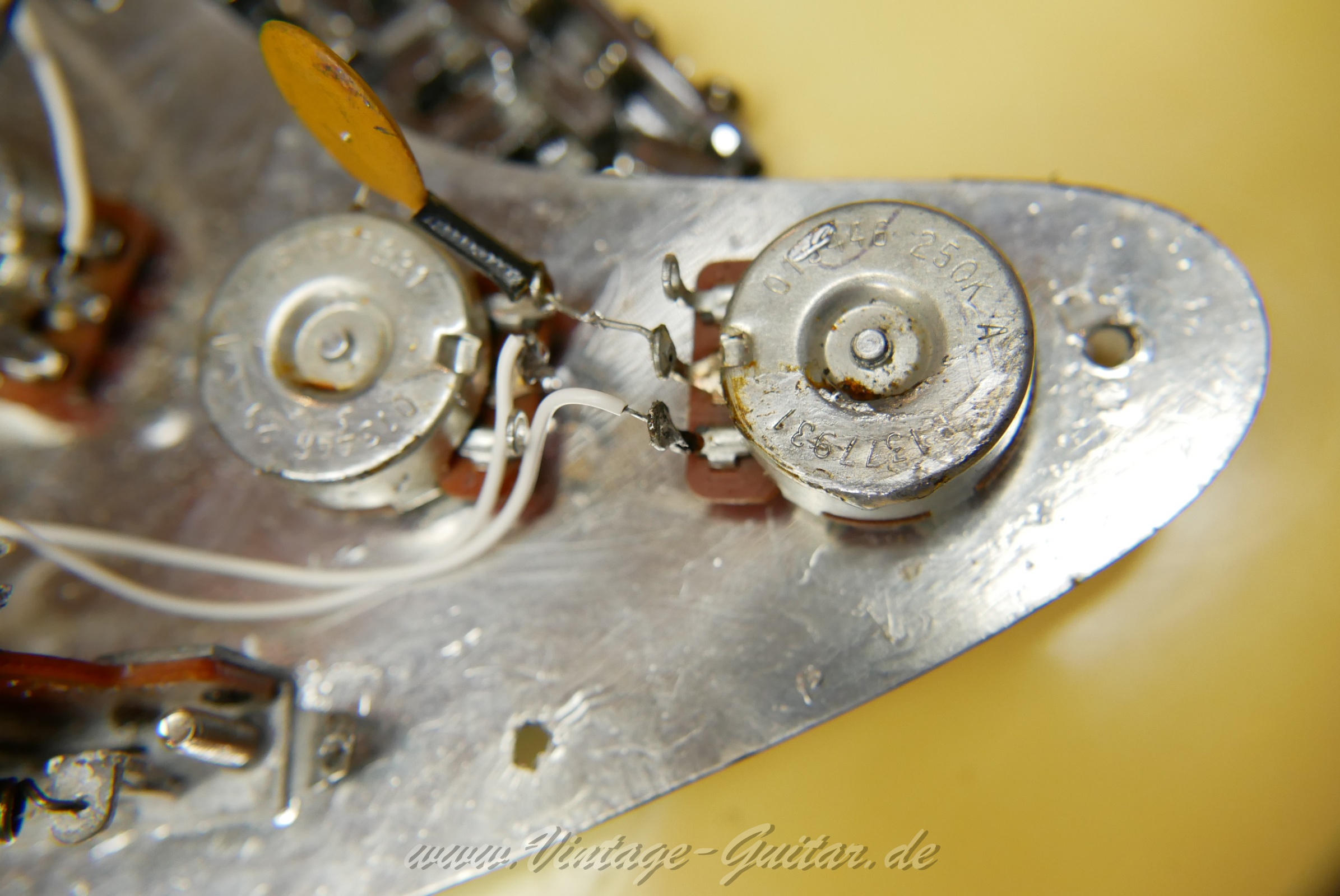 Fender_Stratocaster_Hardtail_1979_Olympic_White_USA-19.jpg