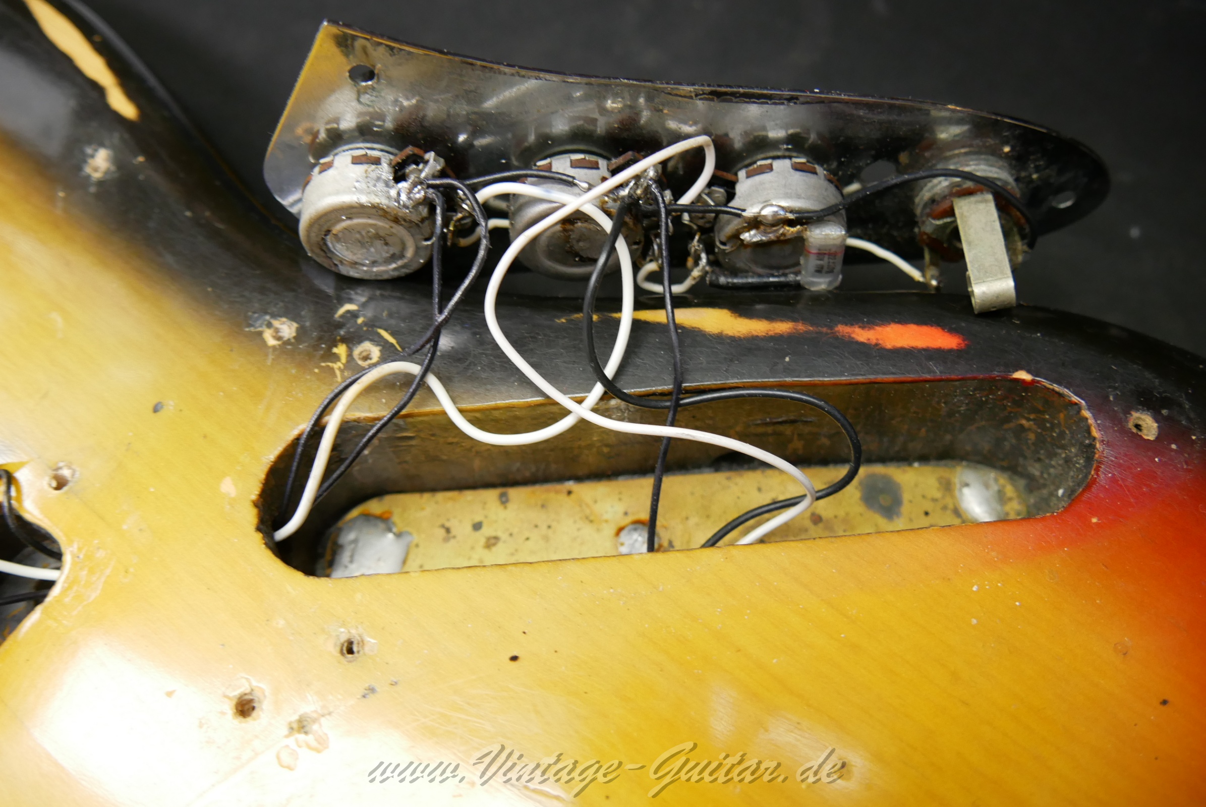 img/vintage/5997/fender_jazz_bass_1972_sunburst_usa-21.jpg