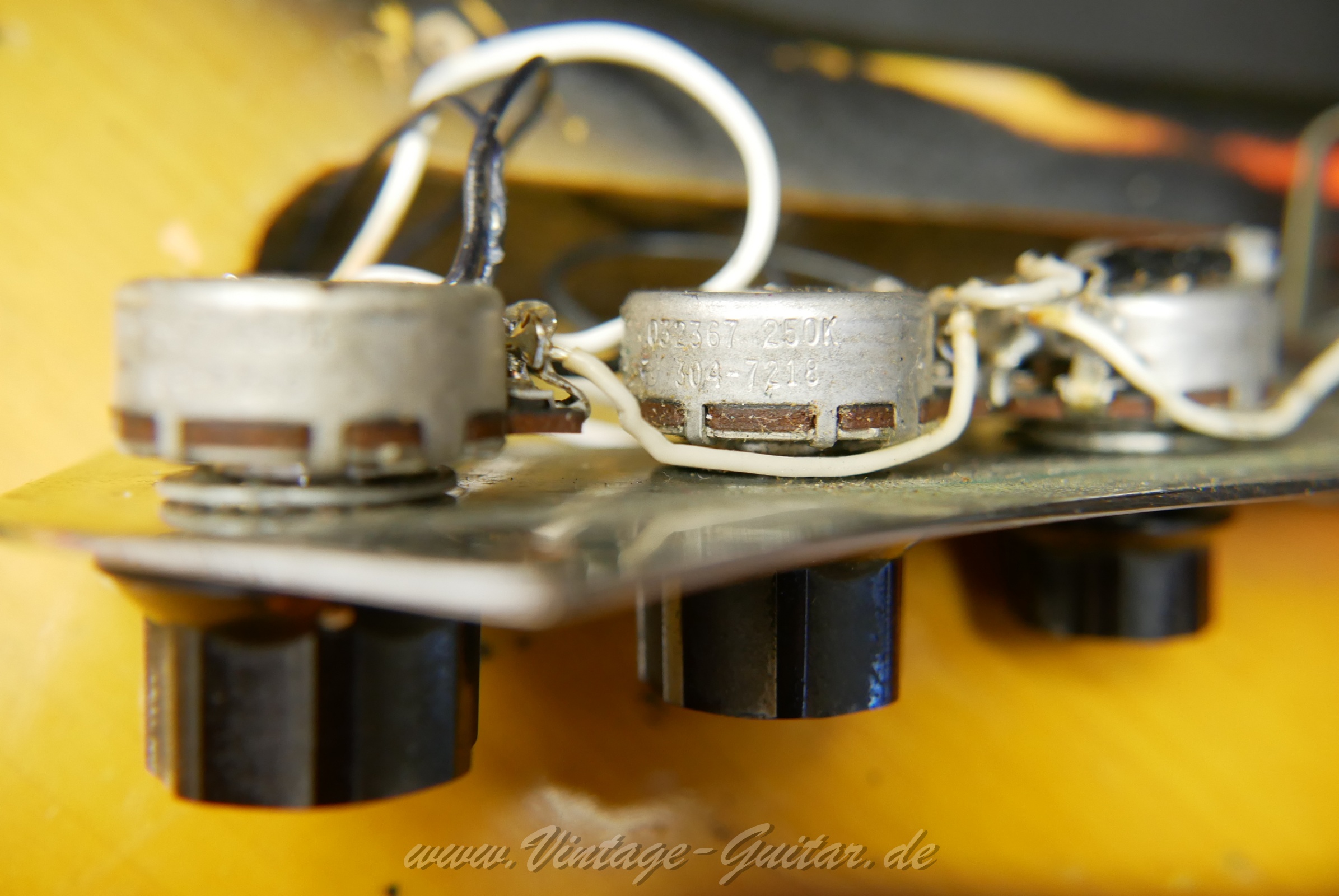 img/vintage/5997/fender_jazz_bass_1972_sunburst_usa-22.jpg