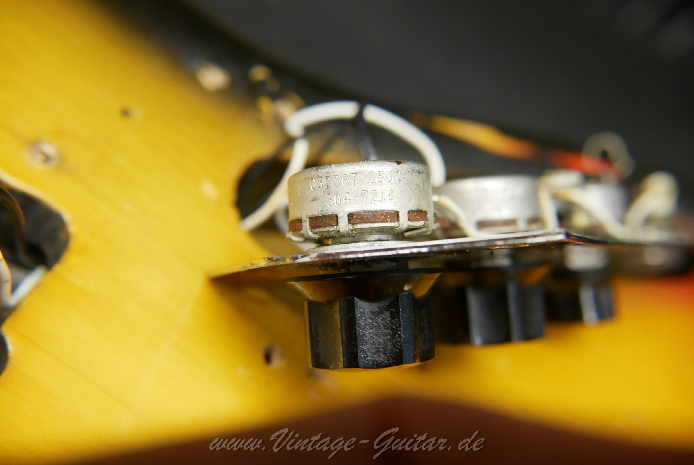 img/vintage/5997/fender_jazz_bass_1972_sunburst_usa-23.jpg