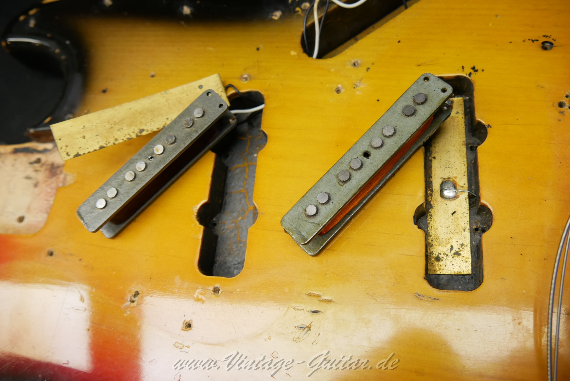 img/vintage/5997/fender_jazz_bass_1972_sunburst_usa-25.jpg