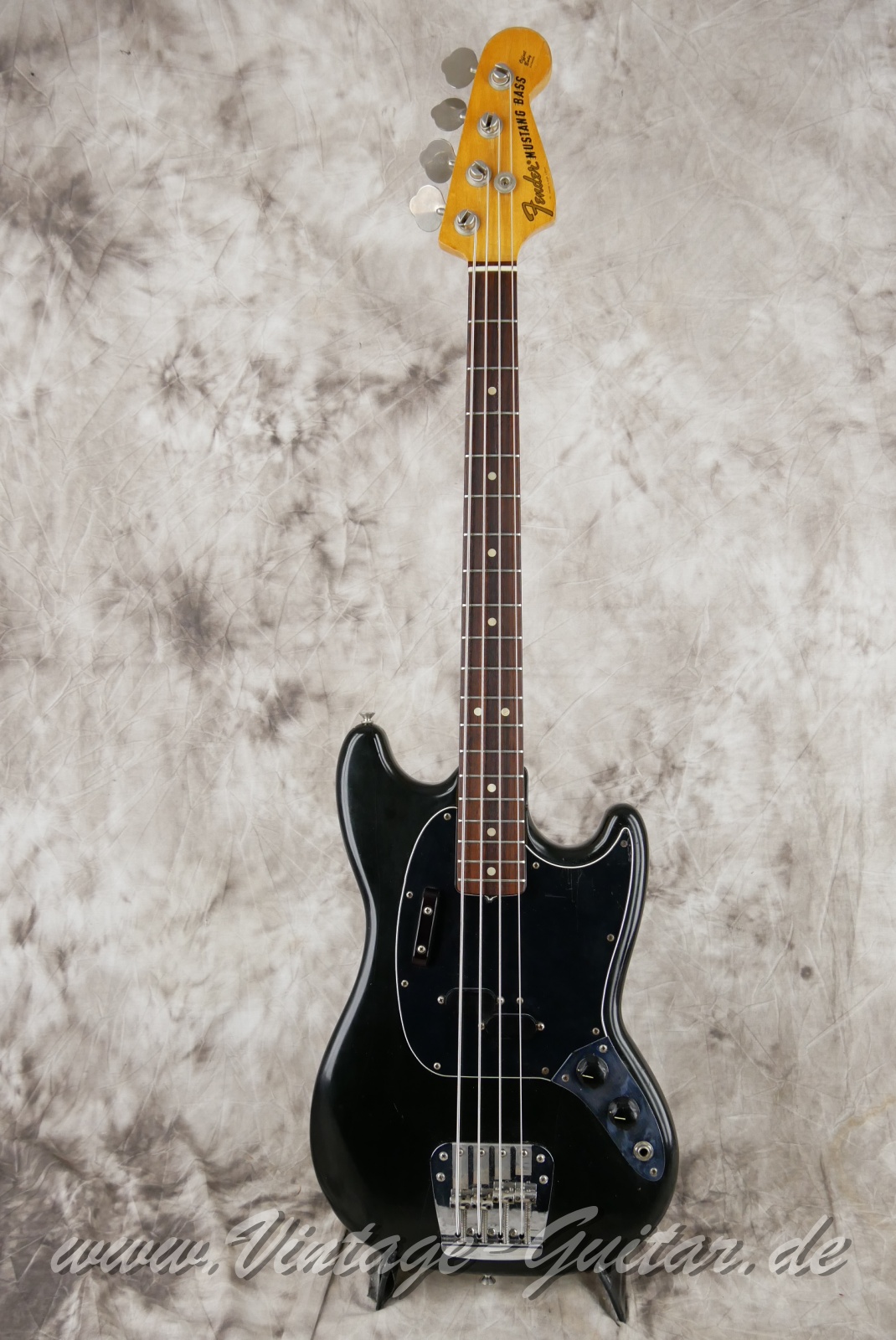 Fender_Mustang_Bass_Black_USA_1976-001.jpg