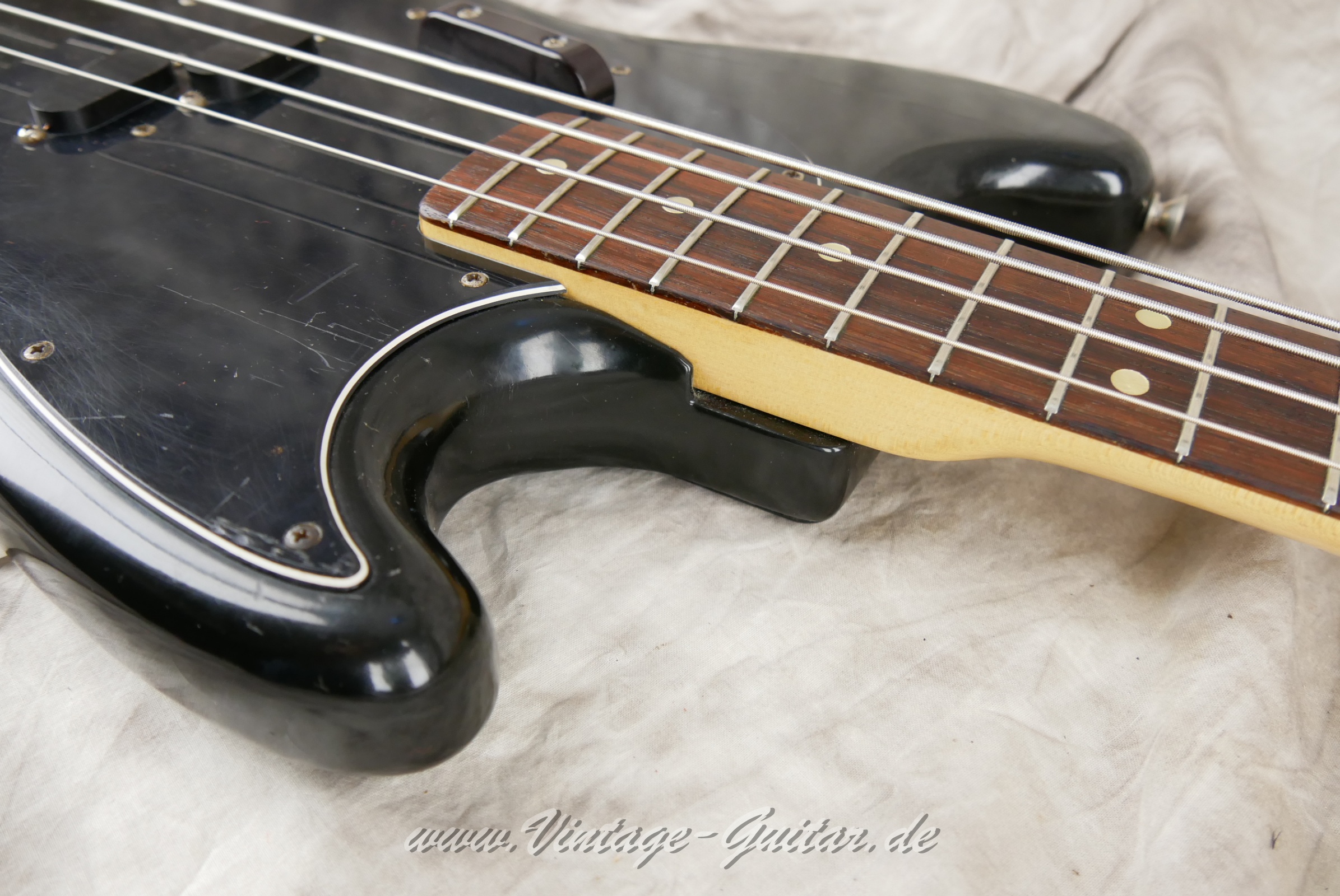 img/vintage/6008/Fender_Mustang_Bass_Black_USA_1976-018.jpg