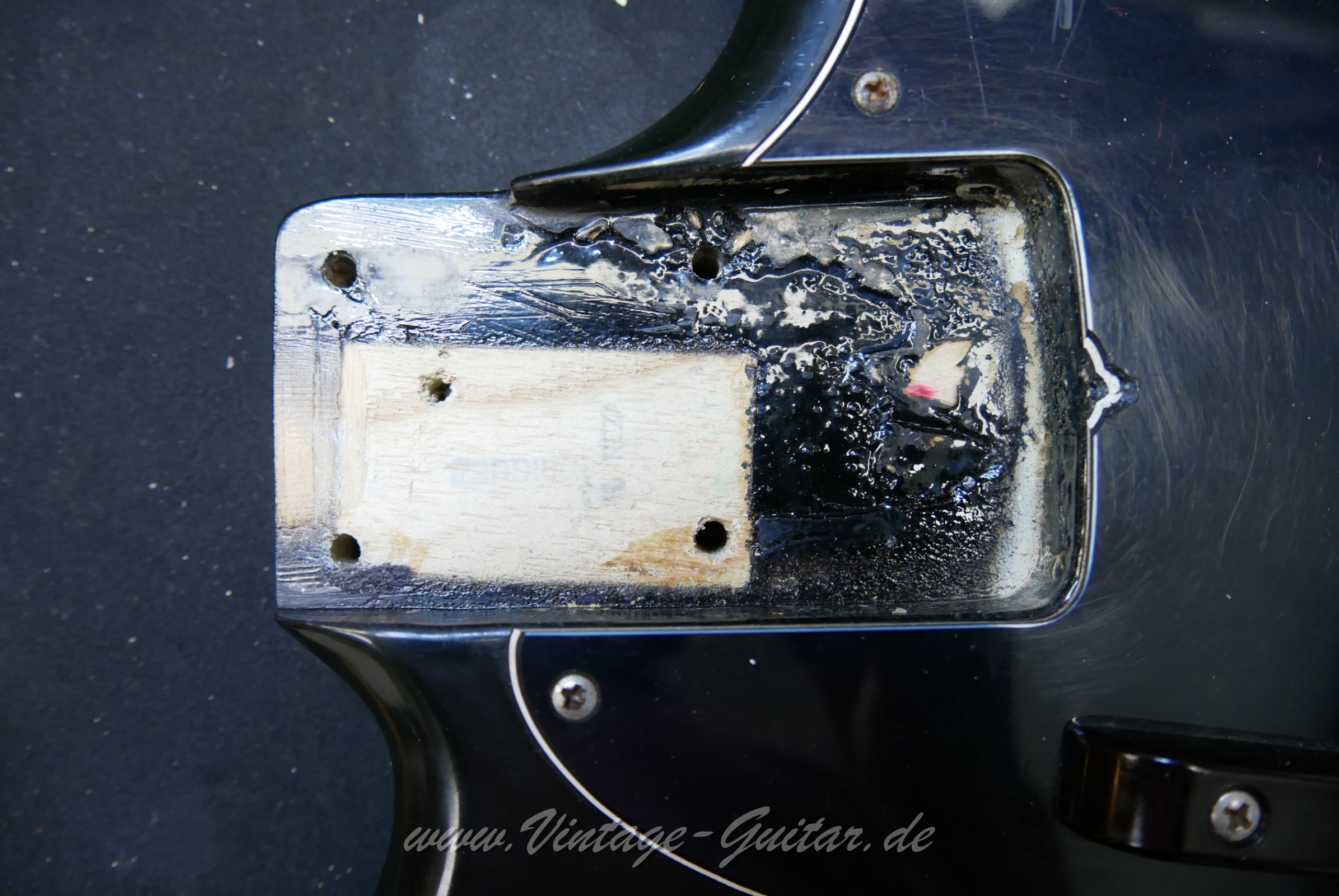 img/vintage/6008/Fender_Mustang_Bass_Black_USA_1976-021.jpg