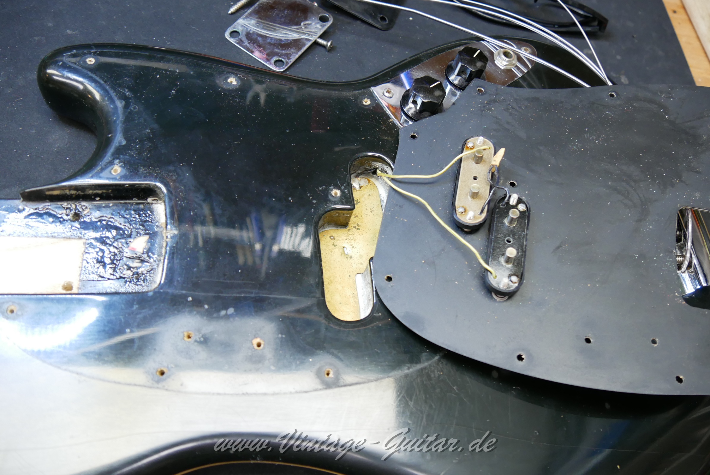 img/vintage/6008/Fender_Mustang_Bass_Black_USA_1976-023.jpg