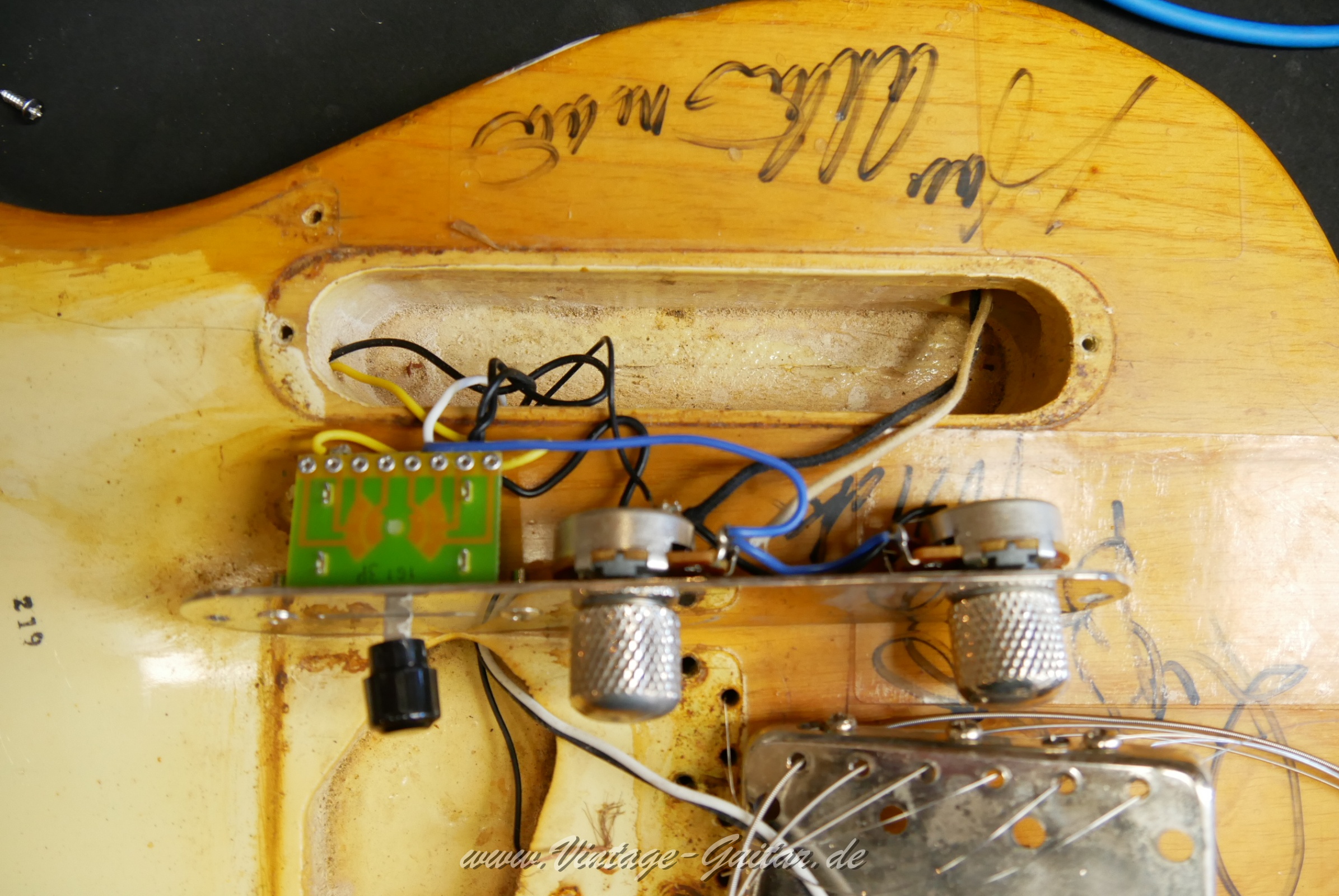 Fender-Telecaster-1969-natural-024.jpg