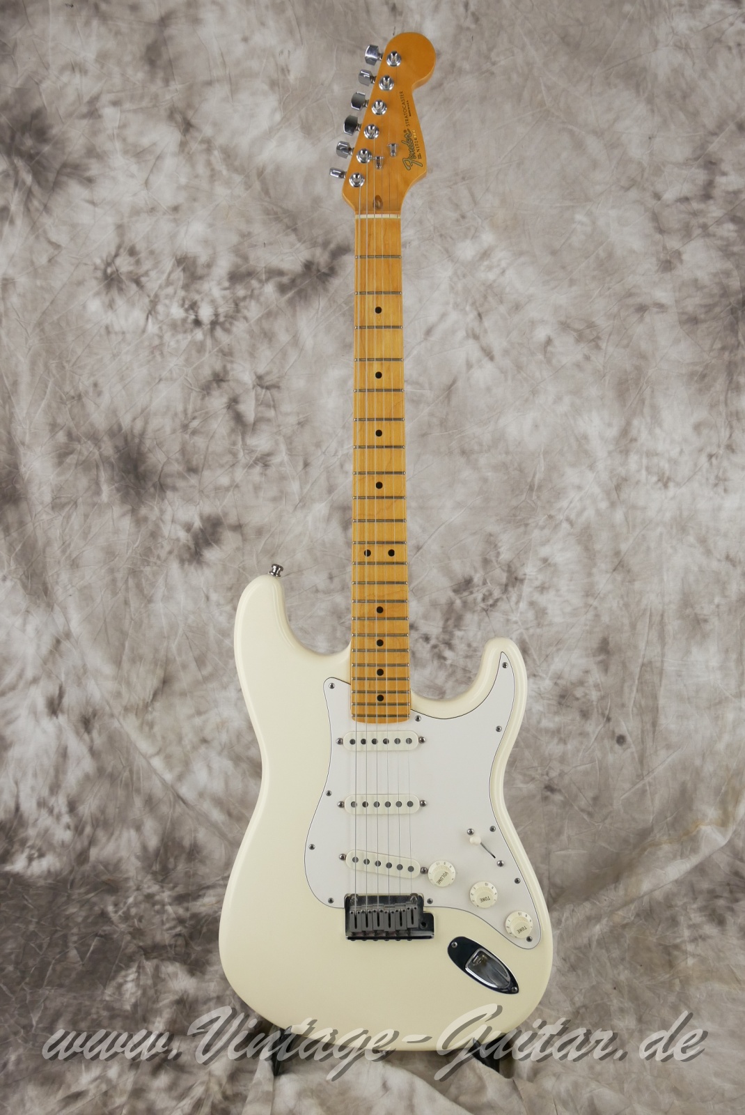 Fender_Stratocaster_American_Standard_olympic_white_1992-001.JPG