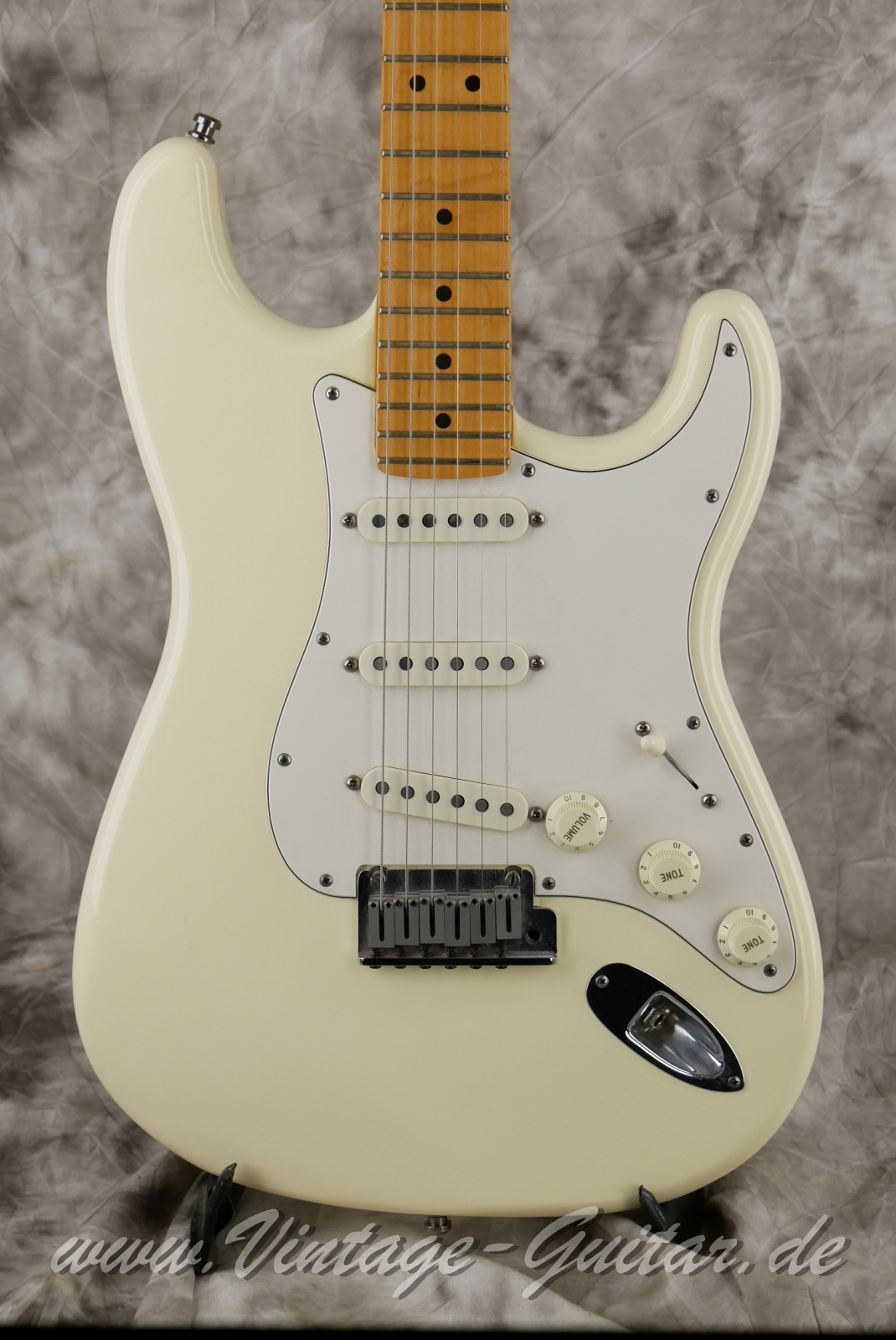 img/vintage/6019/Fender_Stratocaster_American_Standard_olympic_white_1992-007.jpg