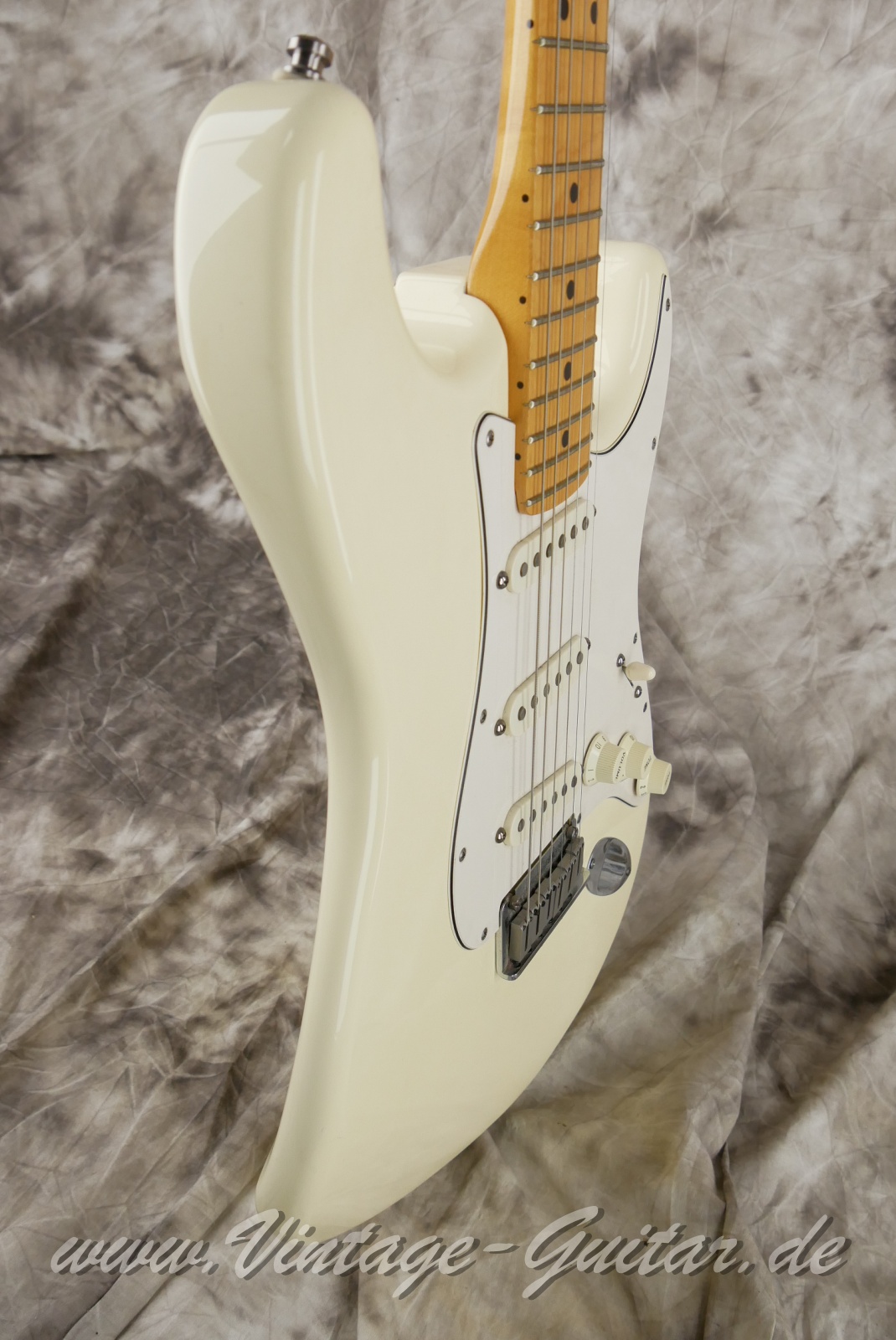img/vintage/6019/Fender_Stratocaster_American_Standard_olympic_white_1992-009.jpg
