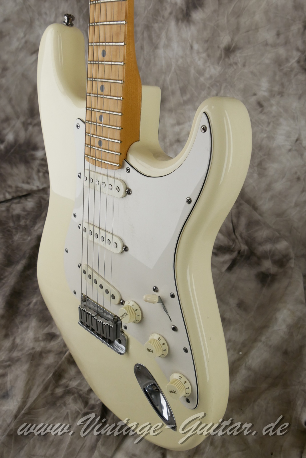 img/vintage/6019/Fender_Stratocaster_American_Standard_olympic_white_1992-010.jpg