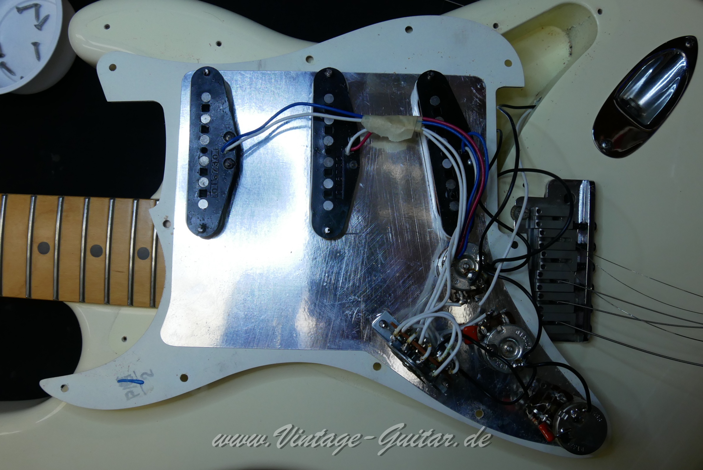 img/vintage/6019/Fender_Stratocaster_American_Standard_olympic_white_1992-017.jpg