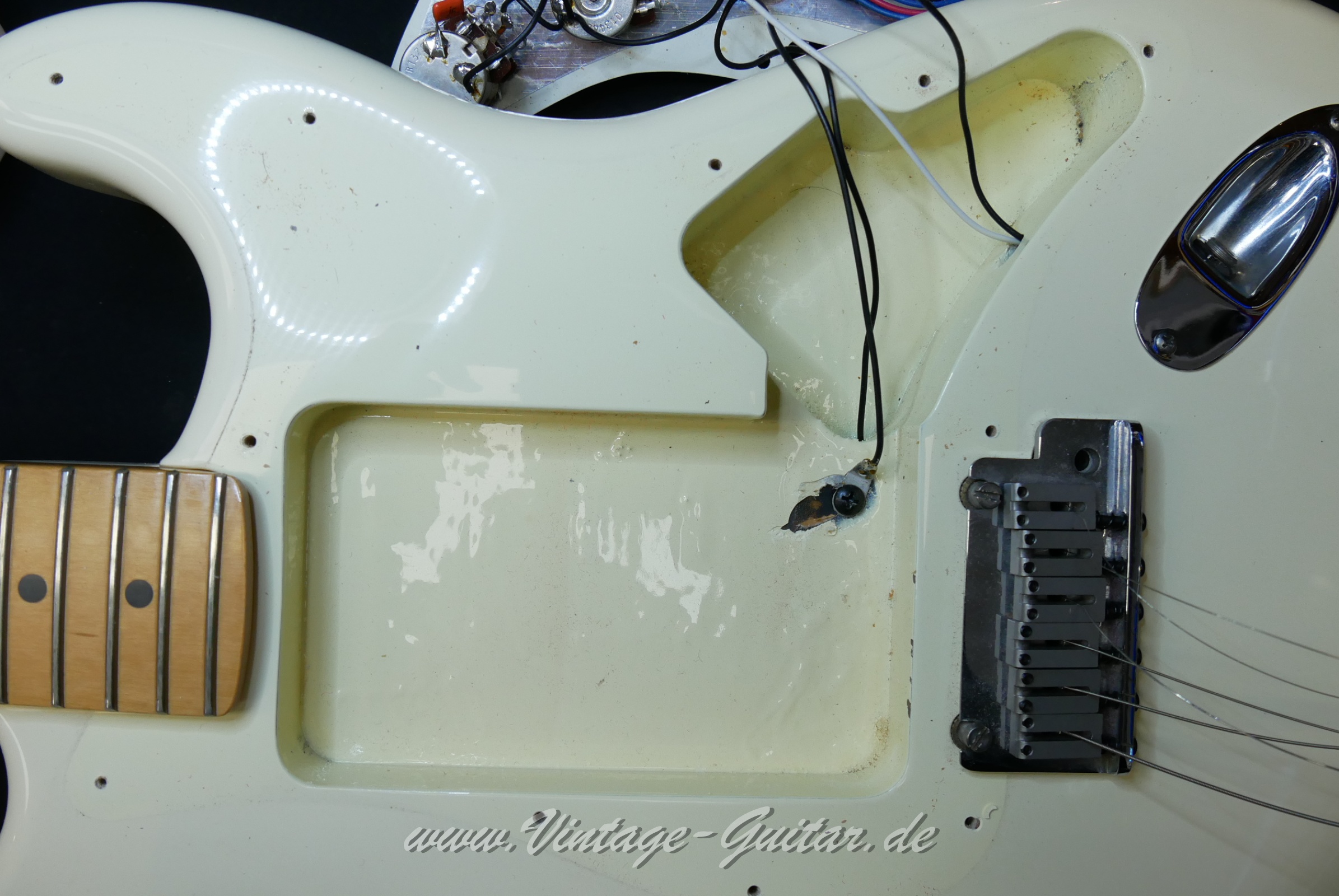 img/vintage/6019/Fender_Stratocaster_American_Standard_olympic_white_1992-018.jpg