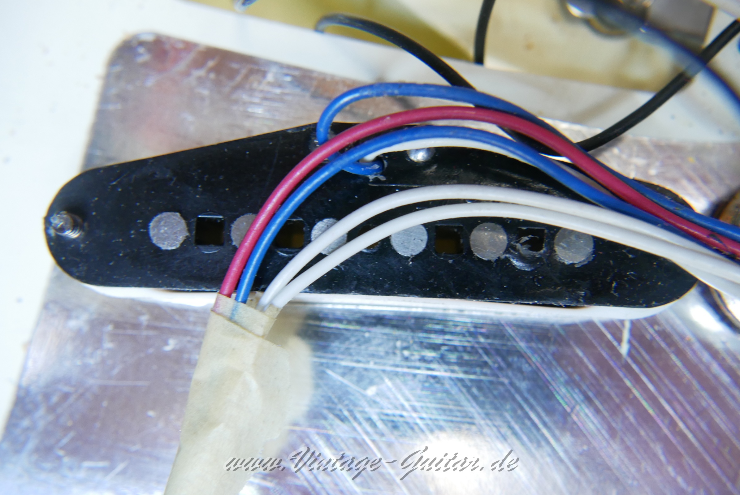 img/vintage/6019/Fender_Stratocaster_American_Standard_olympic_white_1992-024.jpg