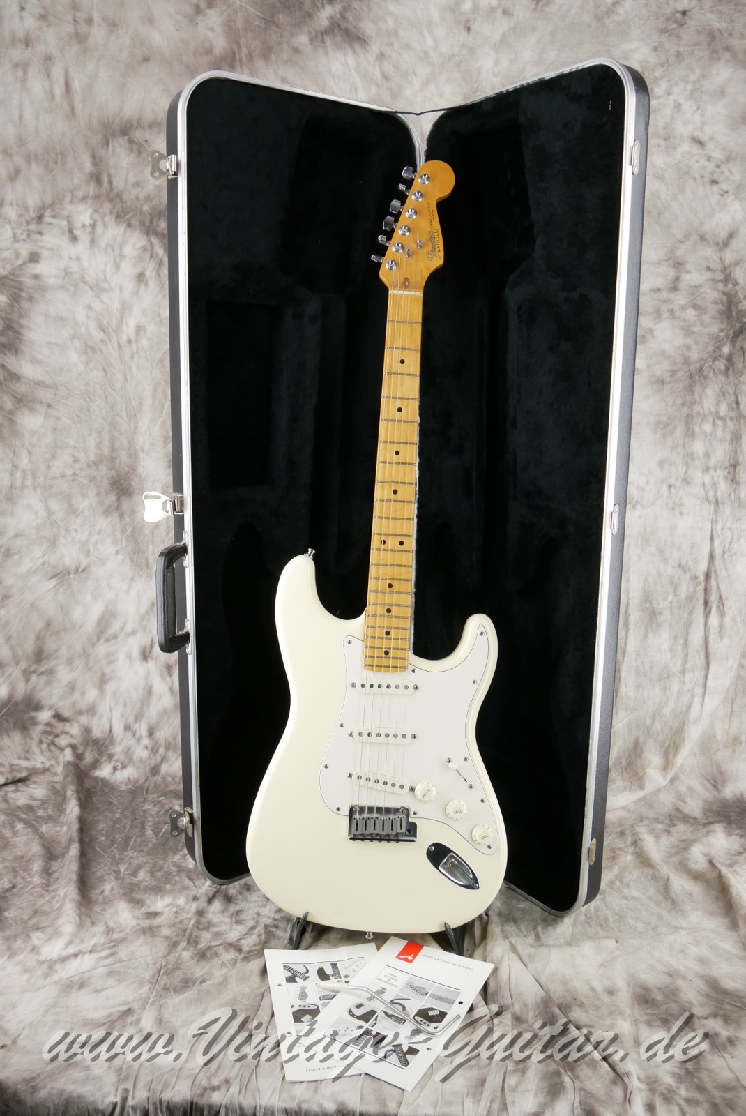 img/vintage/6019/Fender_Stratocaster_American_Standard_olympic_white_1992-026.JPG