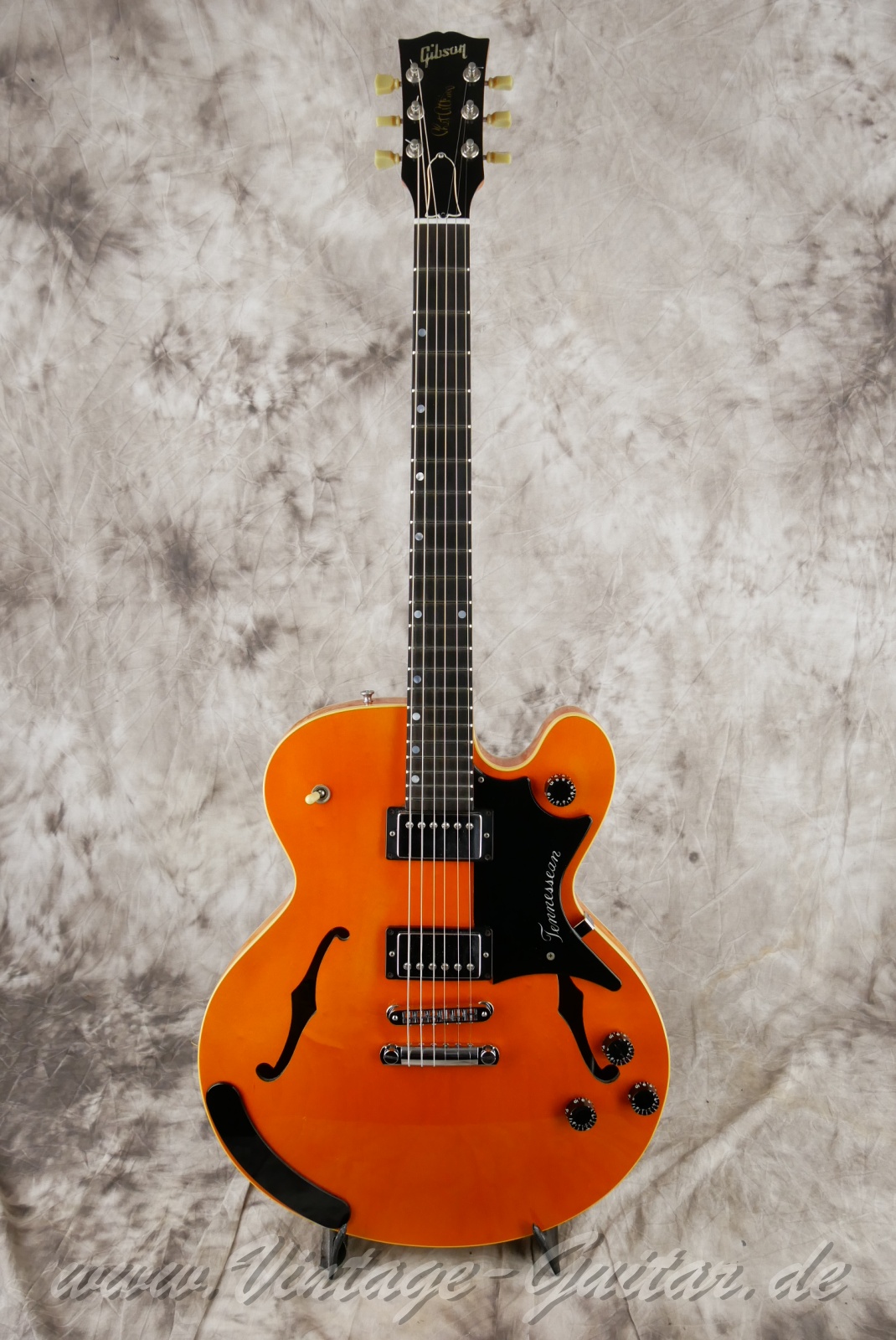 Gibson_chet_atkins_tennessean_1994_sunrise_orange_usa-01.jpg
