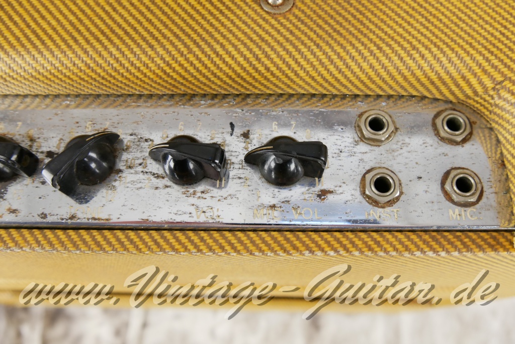 img/vintage/6026/Fender_Tremolux_5G9_1x12_Tweed_narrow_panel_1960-007.jpg