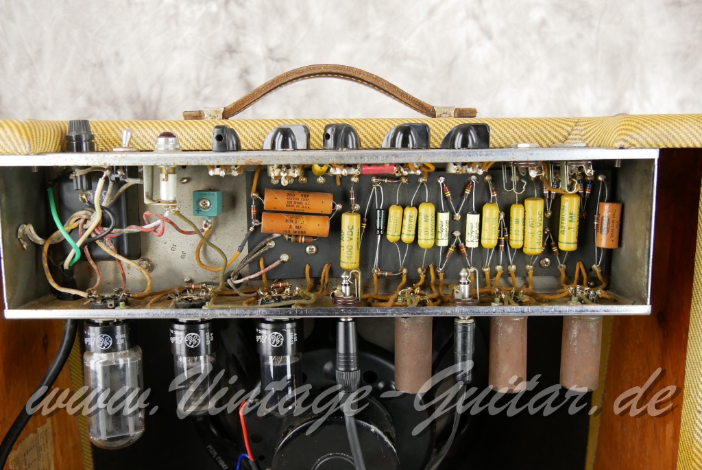 img/vintage/6026/Fender_Tremolux_5G9_1x12_Tweed_narrow_panel_1960-009.jpg