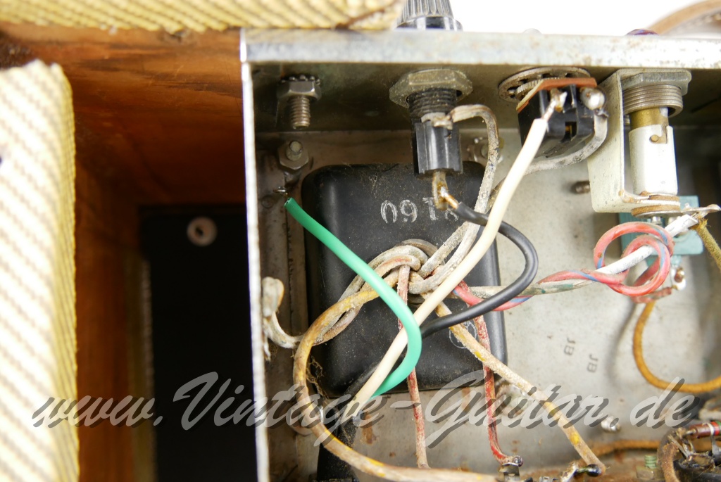 img/vintage/6026/Fender_Tremolux_5G9_1x12_Tweed_narrow_panel_1960-011.jpg