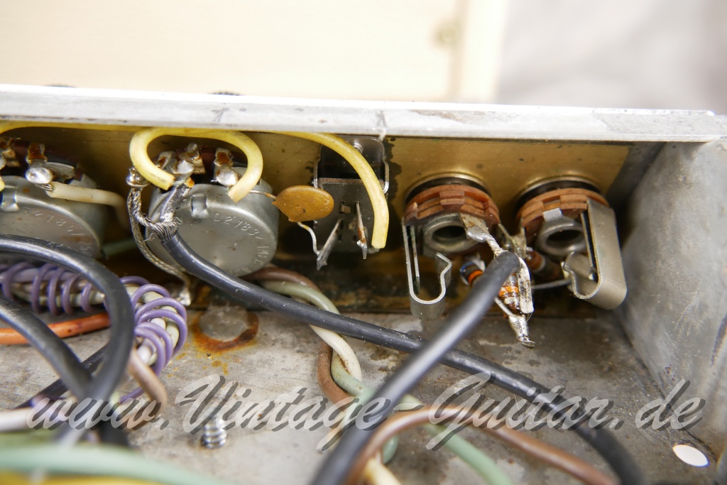 Fender_Bandmaster_Reverb_silverface_110V_1971_rebuilt_2x10_combo_blonde-024.jpg