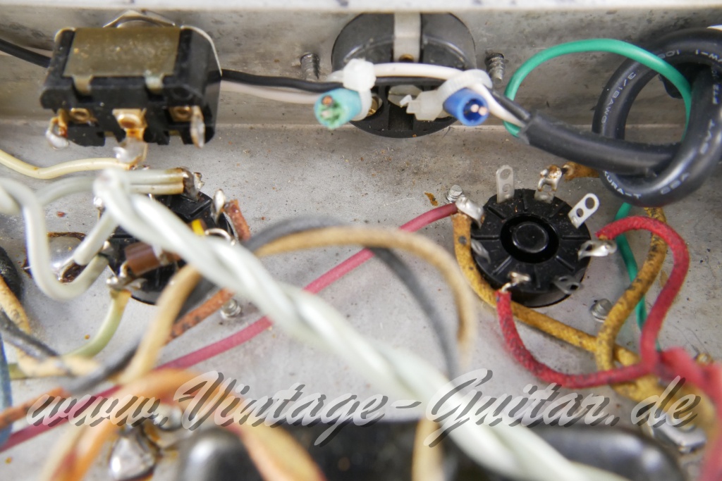 Fender_Bandmaster_Reverb_silverface_110V_1971_rebuilt_2x10_combo_blonde-025.jpg