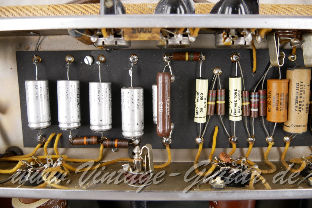Fender_Pro_Amp_1x15_Tweed_wide_panel_1953-009.jpg